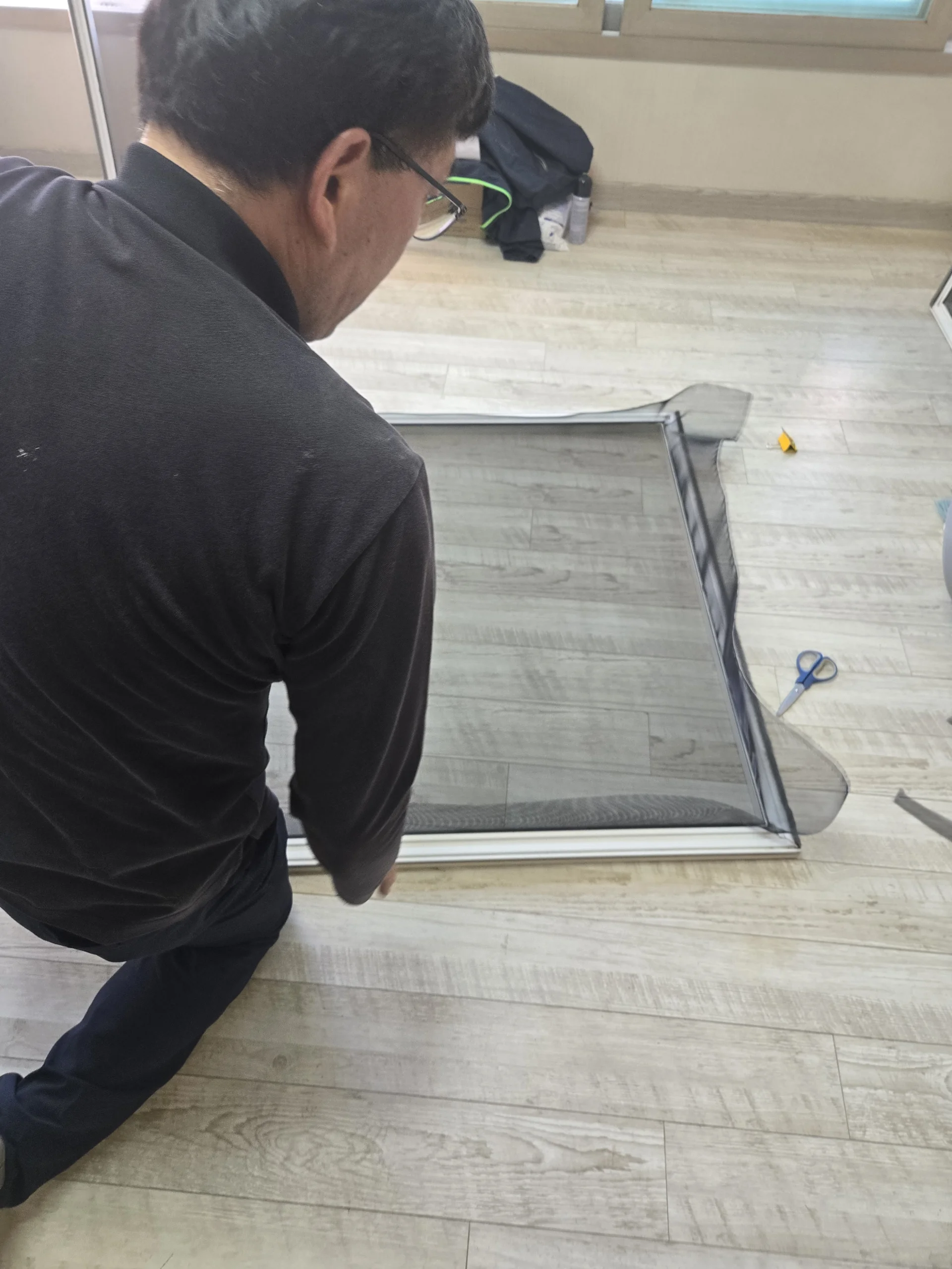 방충망 프레임 교체 실습 장면 4