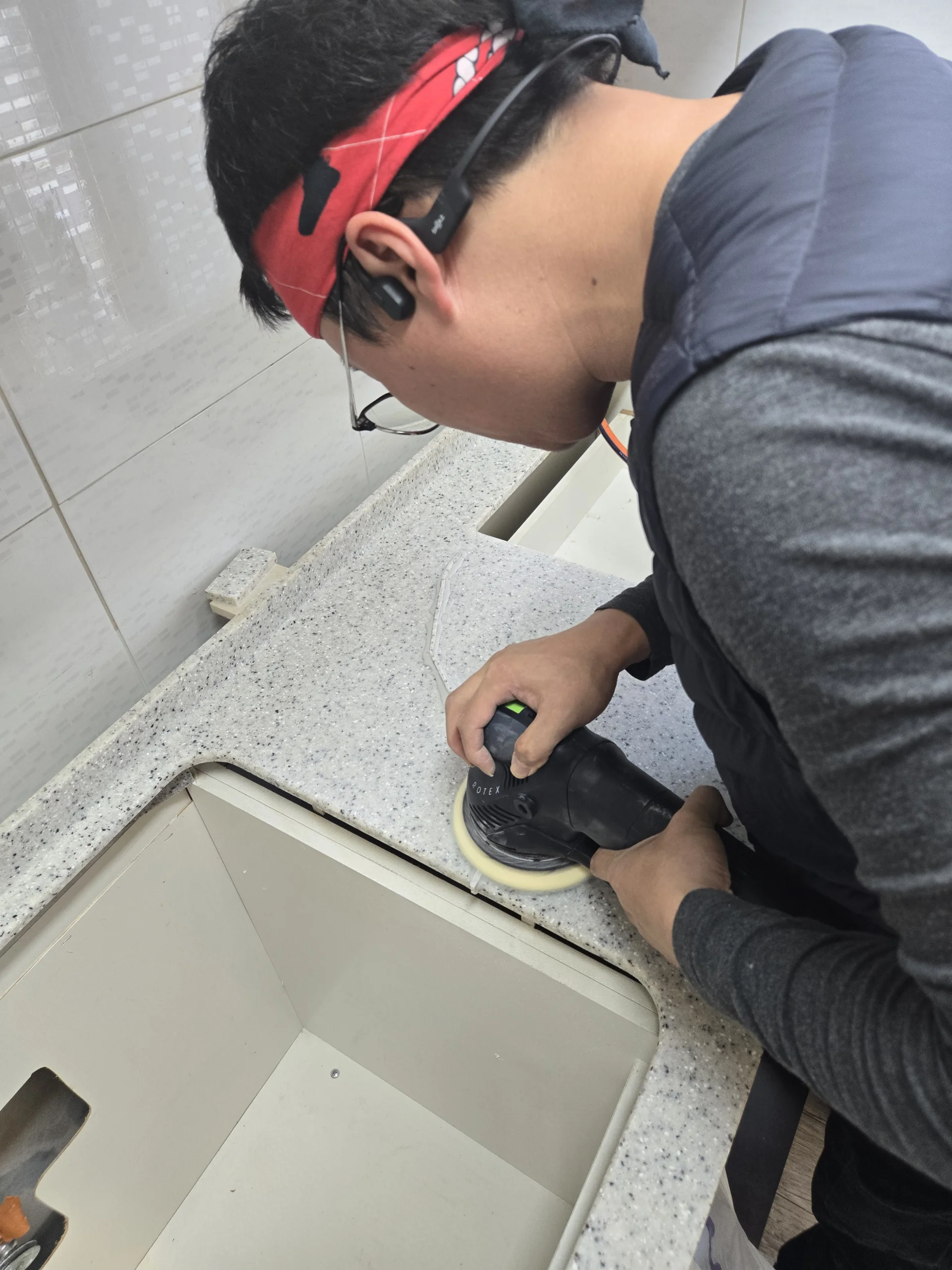 인조대리석 상판 마감 품질 점검 실습 장면 3